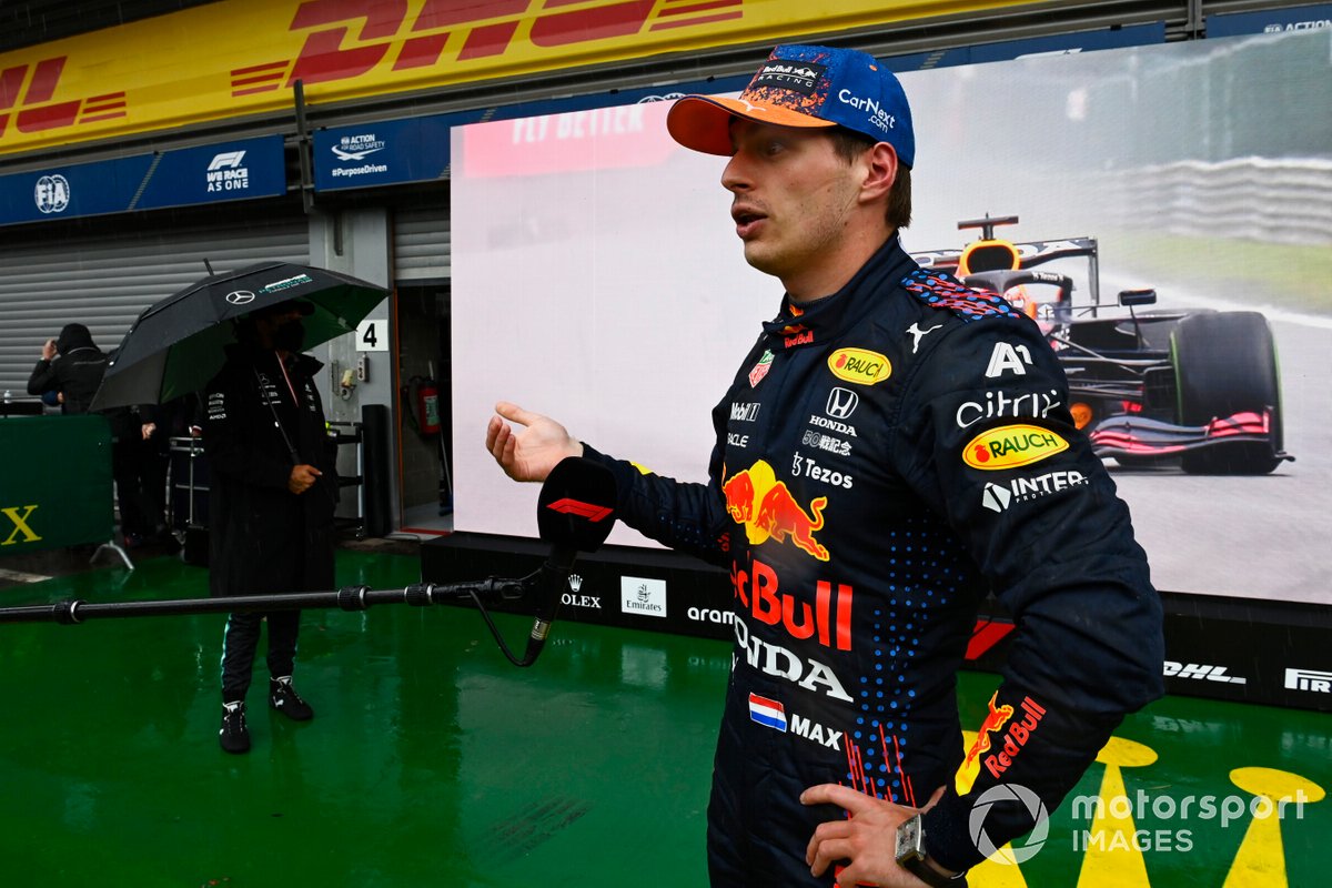 Ganador de la pole Max Verstappen, Red Bull Racing en Parc Ferme