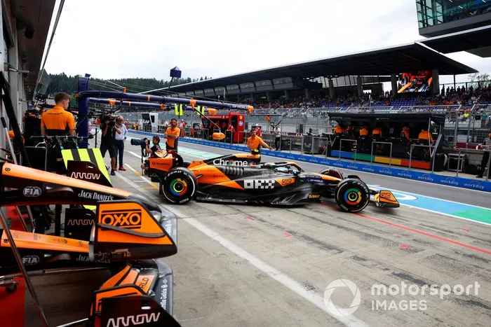 Lando Norris, McLaren MCL38, sale del garaje
