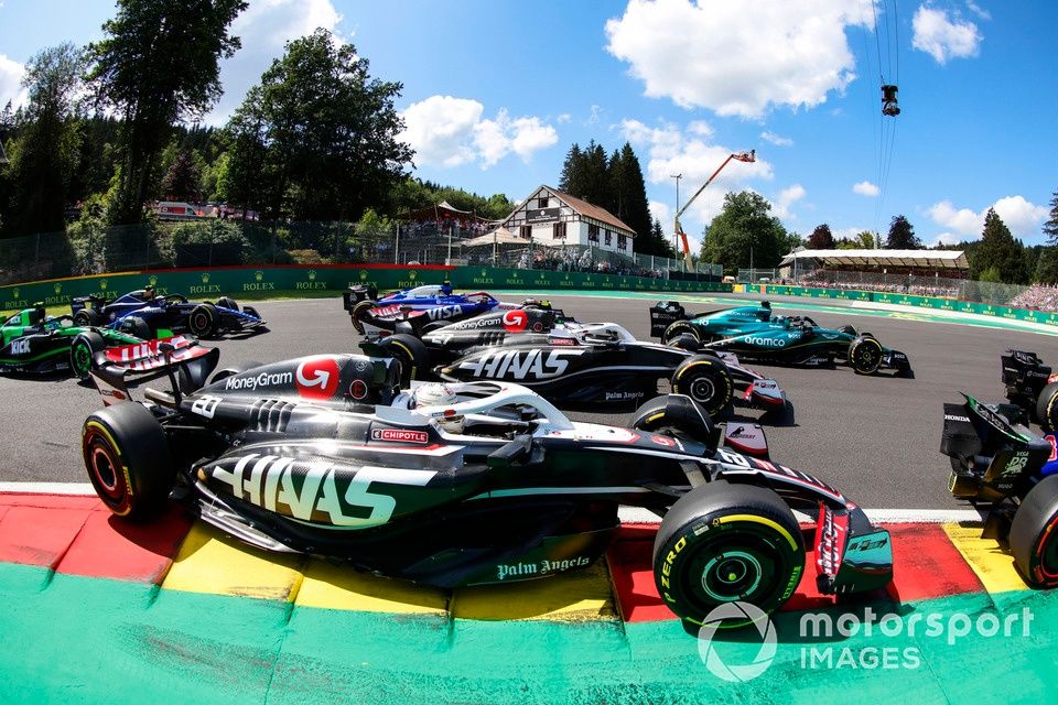 Lance Stroll, Aston Martin AMR24, Nico Hulkenberg, Haas VF-24, Kevin Magnussen, Haas VF-24, el resto del pelotón en la salida.