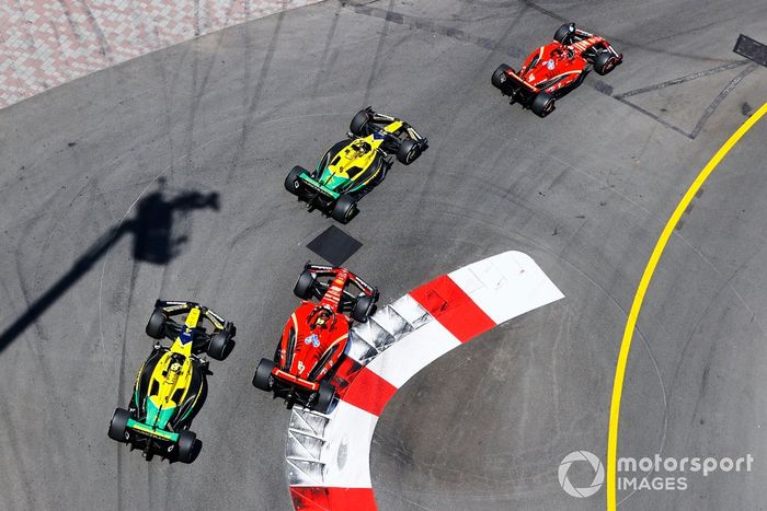 Charles Leclerc, Ferrari SF-24, Oscar Piastri, McLaren MCL38, Carlos Sainz, Ferrari SF-24, Lando Norris, McLaren MCL38, en la salida.