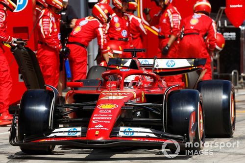 Charles Leclerc, Ferrari SF-24, en el pit lane tras una parada en boxes