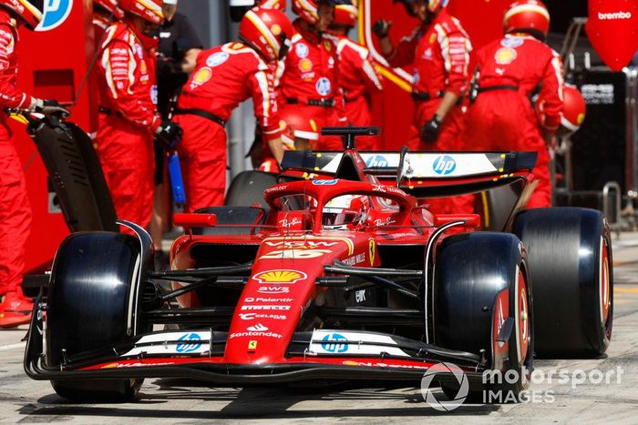 Charles Leclerc, Ferrari SF-24, en el pit lane tras una parada en boxes