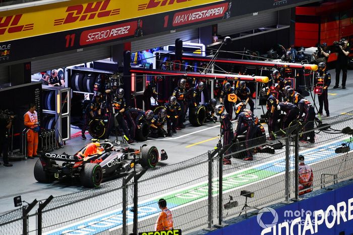 Sergio Pérez, Red Bull Racing RB18, hace una parada en pits