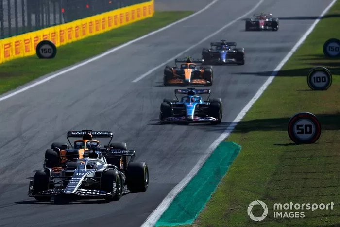 Pierre Gasly, AlphaTauri AT03, Daniel Ricciardo, McLaren MCL36, Fernando Alonso, Alpine A522