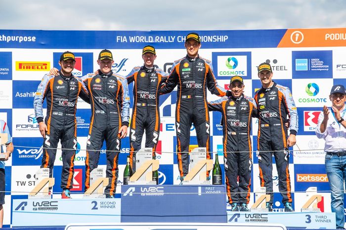 Podio: ganadores Thierry Neuville, Martijn Wydaeghe, Hyundai World Rally Team Hyundai i20 N Rally1, segundo lugar Ott Tanak, Martin Jarveoja, Hyundai World Rally Team Hyundai i20 N Rally1, tercer lugar Dani Sordo, Candido Carrera, Hyundai World Rally Team Hyundai i20 N Rally1.