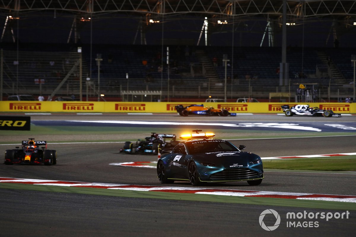 El Aston Martin Vantage Safety Car lidera a Max Verstappen, Red Bull Racing RB16B