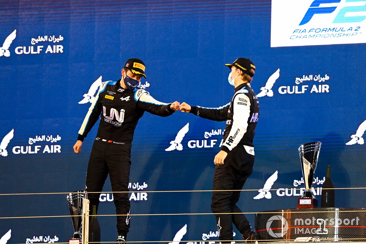 Podio: segundo lugar Guanyu Zhou, Uni-Virtuosi Racing, ganador Oscar Piastri, Prema Racing