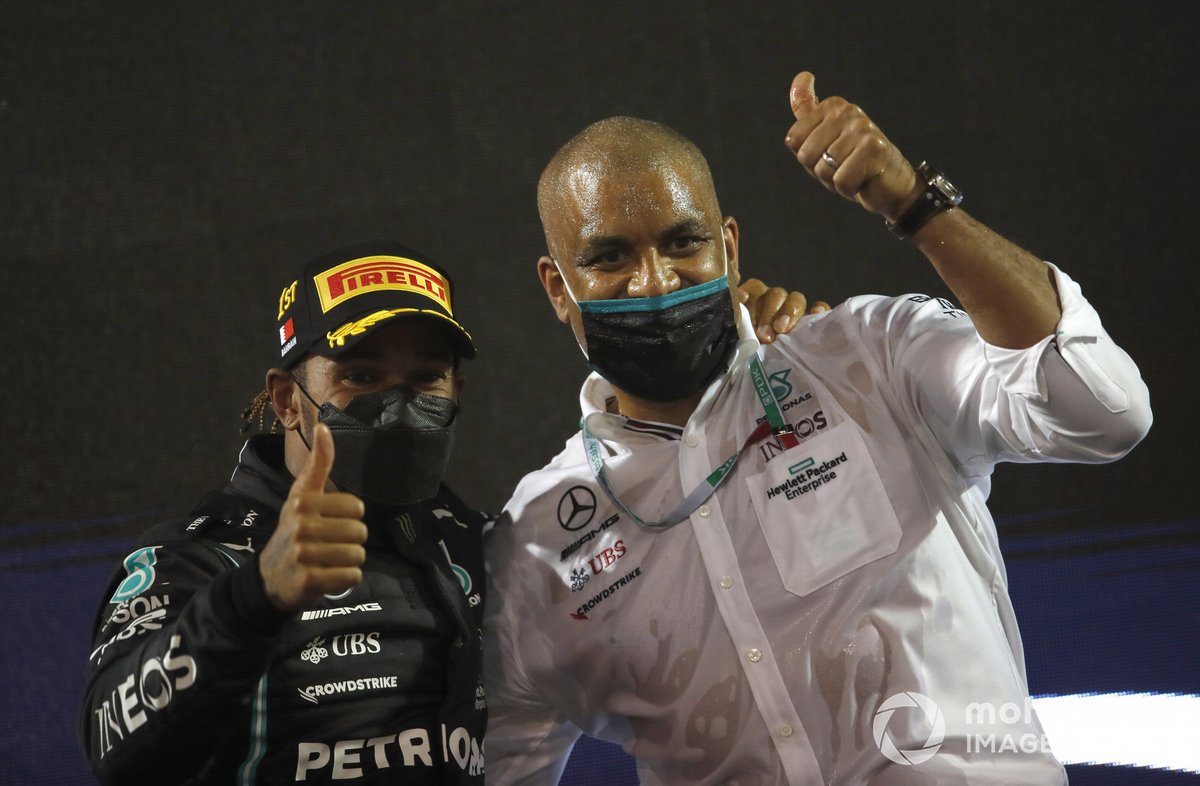 Lewis Hamilton, Mercedes, festeggia la vittoria con il compagno di squadra