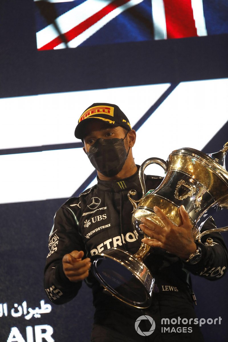 Lewis Hamilton, Mercedes W12 1a posizione, sul podio con il trofeo