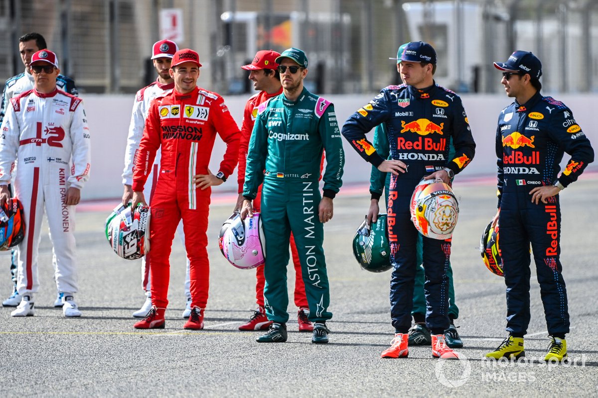 Kimi Raikkonen, Alfa Romeo, Charles Leclerc, Ferrari, Sebastian Vettel, Aston Martin, Max Verstappen, Red Bull Racing, y Sergio Pérez, Red Bull Racing
