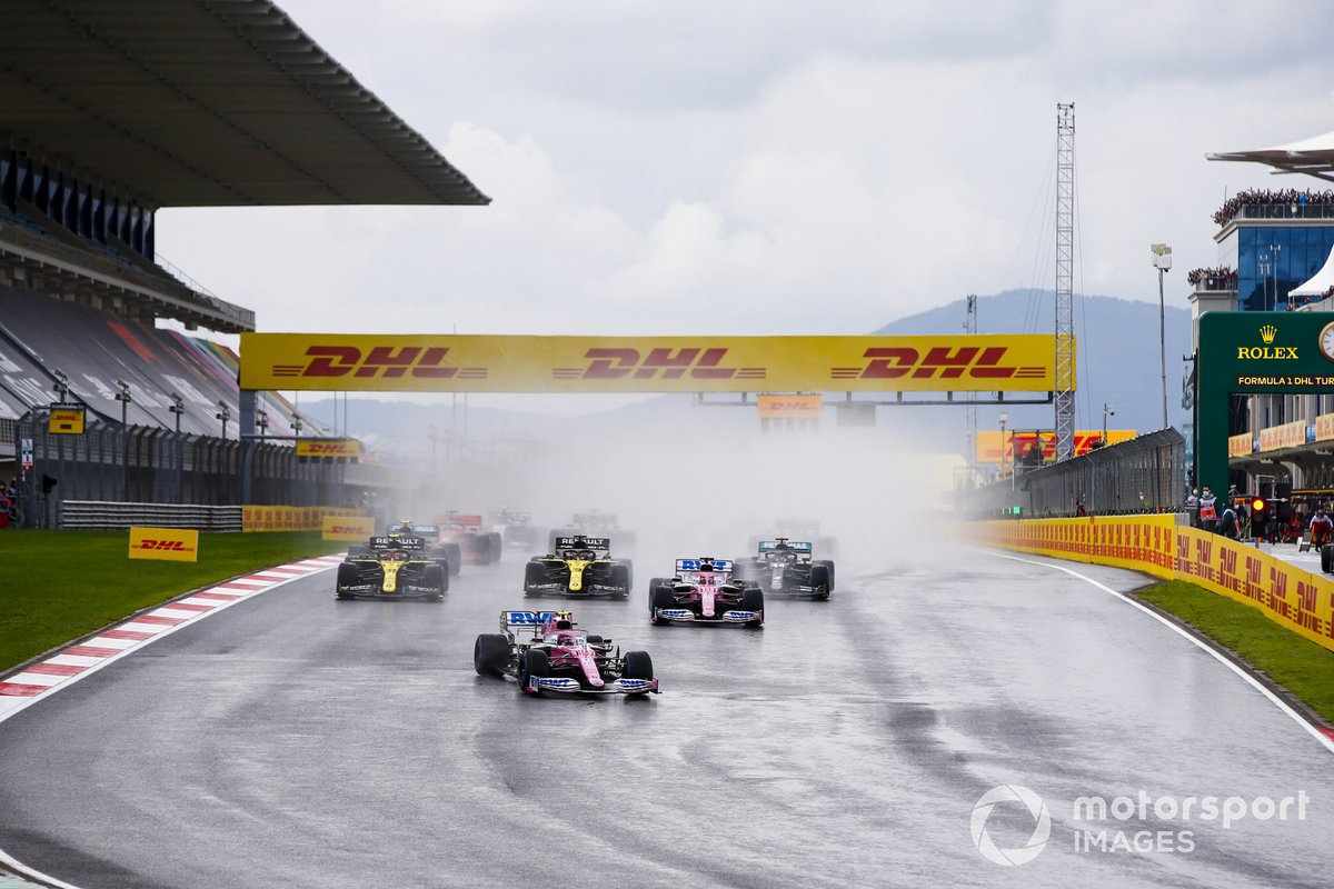 Lance Stroll, Racing Point RP20, Sergio Pérez, Racing Point RP20, Daniel Ricciardo, Renault F1 Team R.S.20, Esteban Ocon, Renault F1 Team R.S.20, Lewis Hamilton, Mercedes F1 W11 al inicio