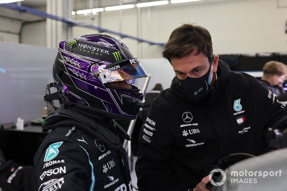 Lewis Hamilton, Mercedes-AMG F1, con Toto Wolff, Direttore Esecutivo (Business), Mercedes AMG
