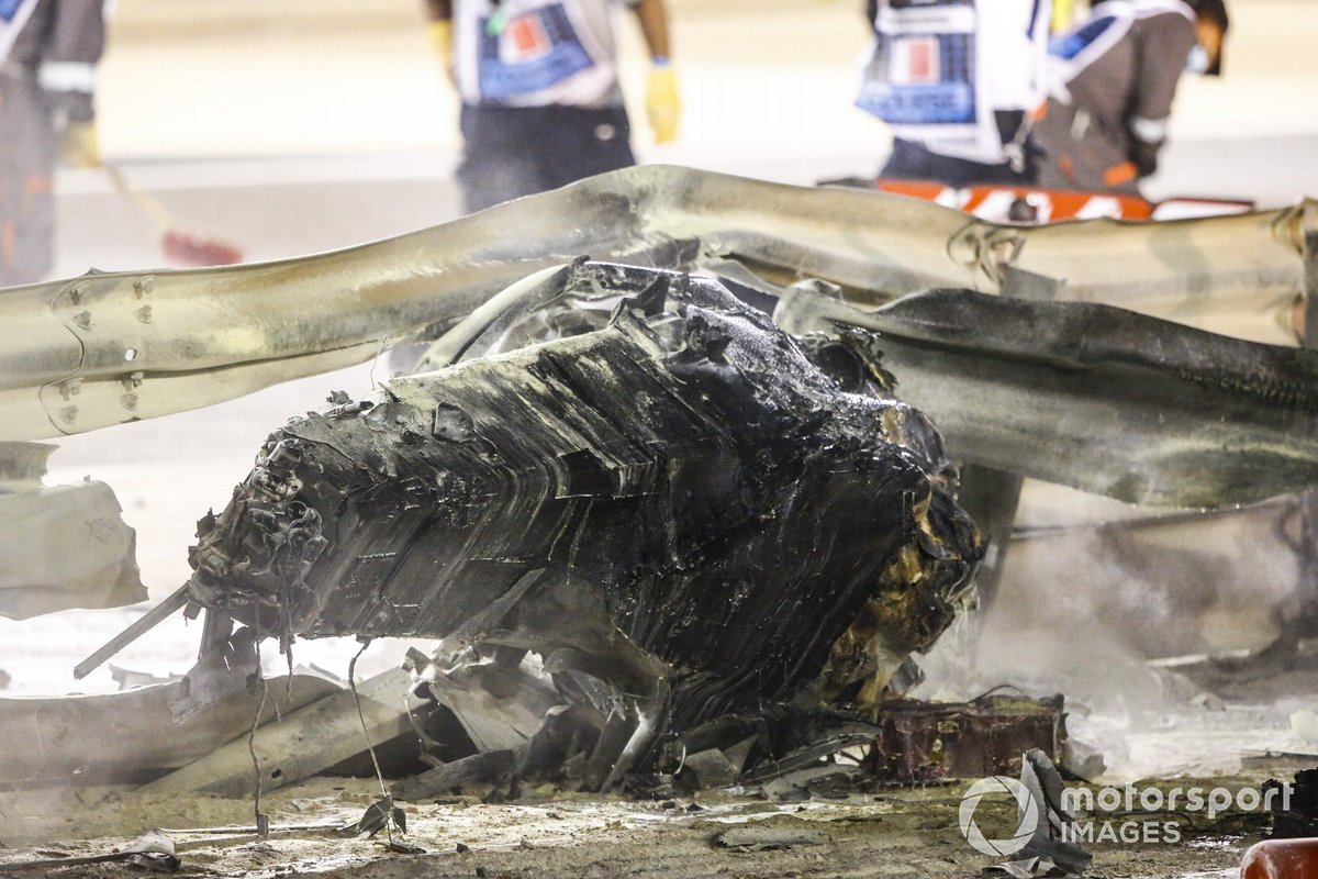 Oficiales de pista apagan el fuego del monoplaza de Romain Grosjean, Haas VF-20