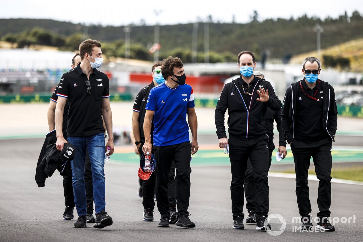 Daniil Kvyat, reserve driver, Alpine F1 and Fernando Alonso, Alpine F1 walk the track 