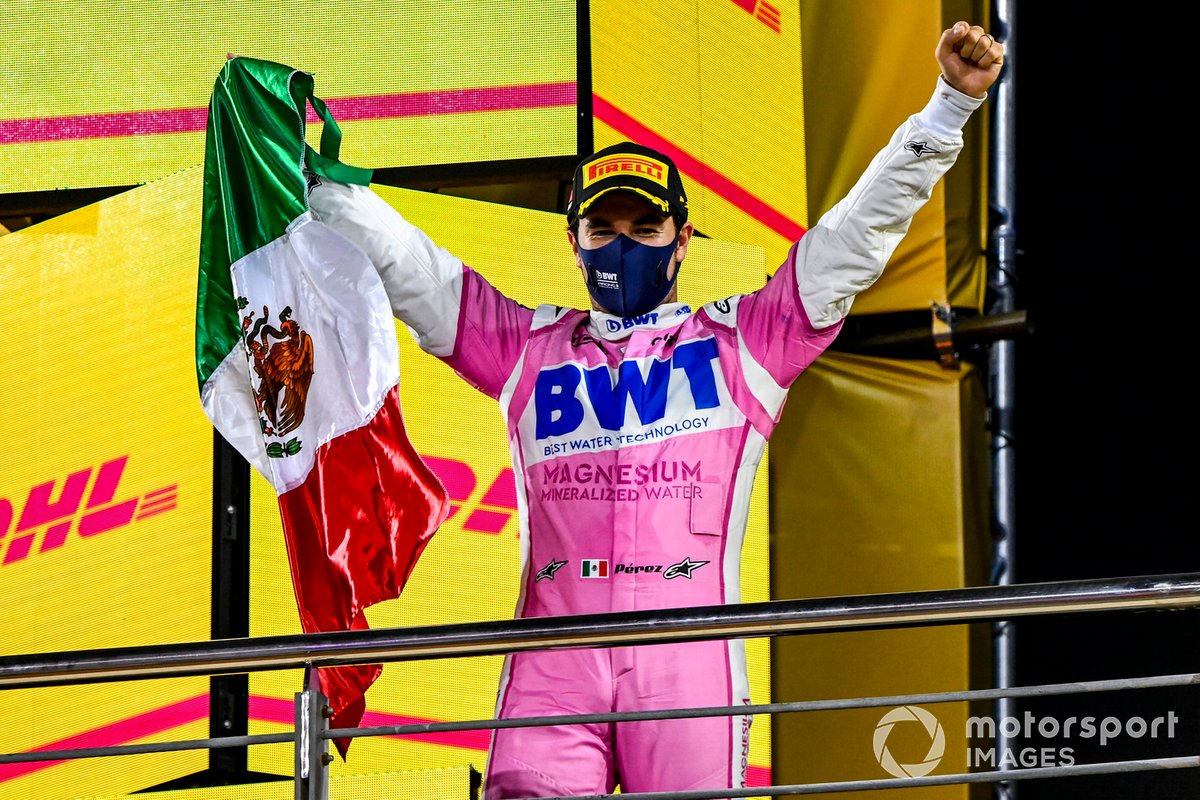 Podio: ganador Sergio Pérez, Racing Point con una bandera de México