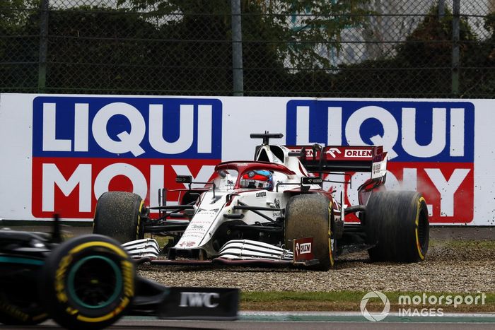 Kimi Raikkonen, Alfa Romeo Racing C41, sobre la grava