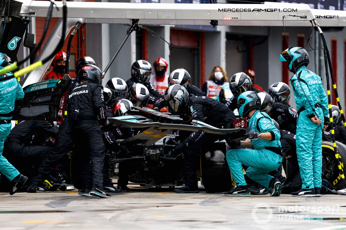 Lewis Hamilton, Mercedes W12, cambia su alerón delantero en boxes