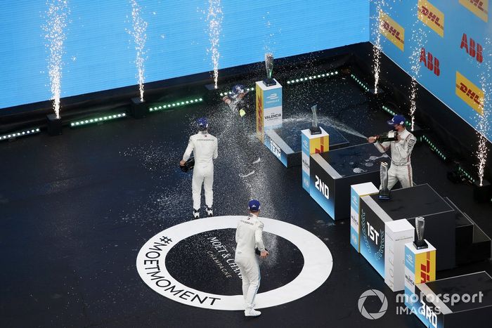 Nyck de Vries, Mercedes-Benz EQ, 1ª posición, Albert Lau, ingeniero de carrera, Mercedes Benz EQ, Nico Muller, Dragon Penske Autosport, 2ª posición, Stoffel Vandoorne, Mercedes-Benz EQ, 3ª posición, celebran en el podio con champán