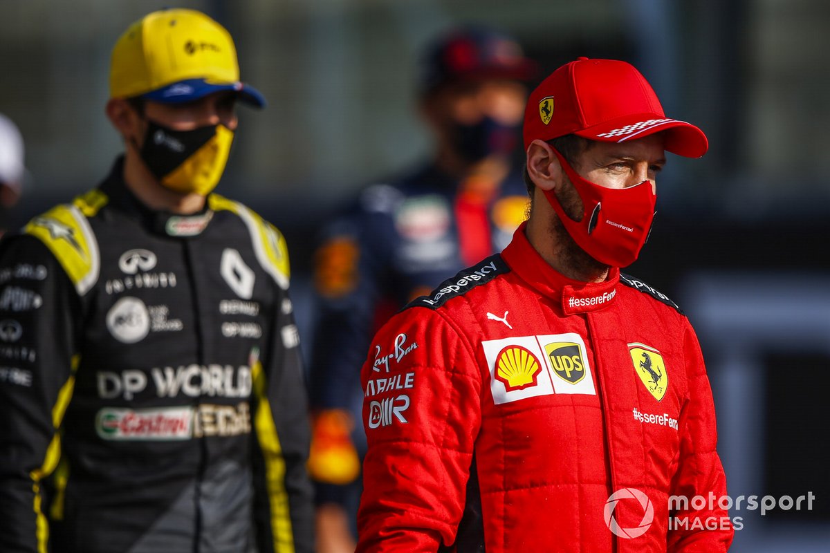 Sebastian Vettel, Ferrari durante la foto de grupo de los pilotos al final de la temporada
