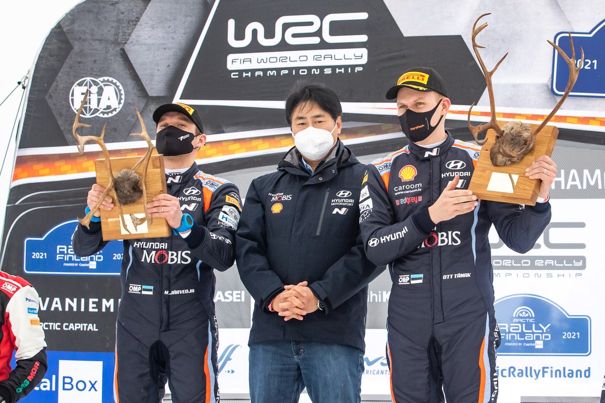 El presidente de Hyundai, Scott Noh, Ott Tänak, Martin Järveoja, Hyundai Motorsport Hyundai i20 Coupe WRC
