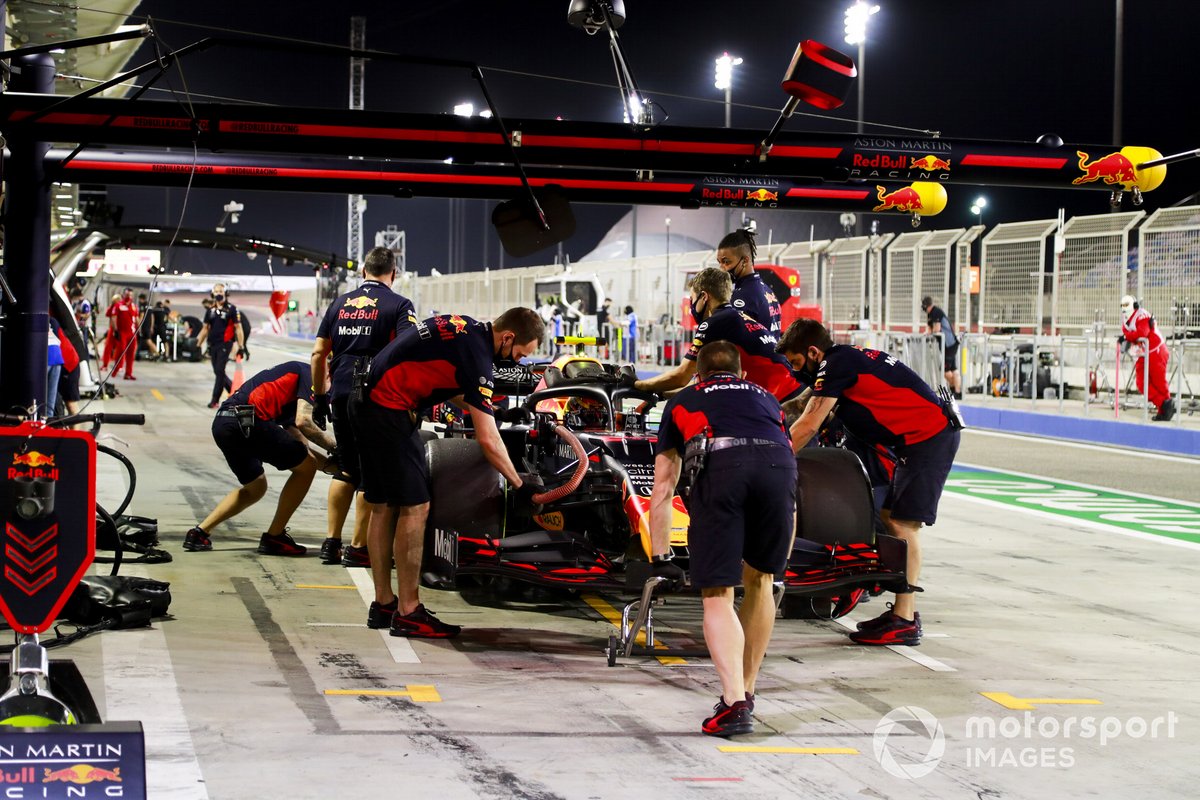 Alex Albon, Red Bull Racing RB16, in the pits