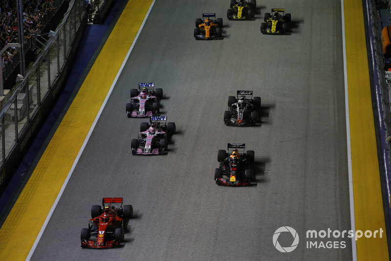 Kimi Räikkönen, Ferrari SF71H, za nim Daniel Ricciardo, Red Bull Racing RB14, Sergio Pérez, Racing Point Force India VJM11, Esteban Ocon, Racing Point Force India VJM11, Romain Grosjean, Haas F1 Team VF-18, Fernando Alonso, McLaren MCL33, Carlos Sainz Jr., Renault Sport F1 Team R.S. 18, i Nico Hülkenberg, Renault Sport F1 Team R.S. 18, start wyścigu