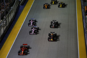 Kimi Raikkonen, Ferrari SF71H, devant Daniel Ricciardo, Red Bull Racing RB14, Sergio Perez, Racing Point Force India VJM11, Esteban Ocon, Racing Point Force India VJM11, Romain Grosjean, Haas F1 Team VF-18, Fernando Alonso, McLaren MCL33, Carlos Sainz Jr., Renault Sport F1 Team R.S. 18, et Nico Hulkenberg, Renault Sport F1 Team R.S. 18, au départ