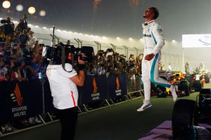 Lewis Hamilton, Mercedes AMG F1 W09 EQ Power+, salta giù dalla sua monoposto mentre festeggia nel parco chiuso, dopo aver vinto la gara