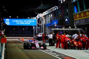 Sergio Perez, Racing Point Force India VJM11 et Sebastian Vettel, Ferrari SF71H, dans les stands