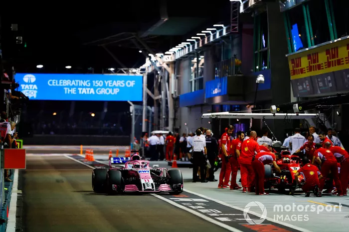 Sergio Perez, Racing Point Force India VJM11 y Sebastian Vettel, Ferrari SF71H,en pits