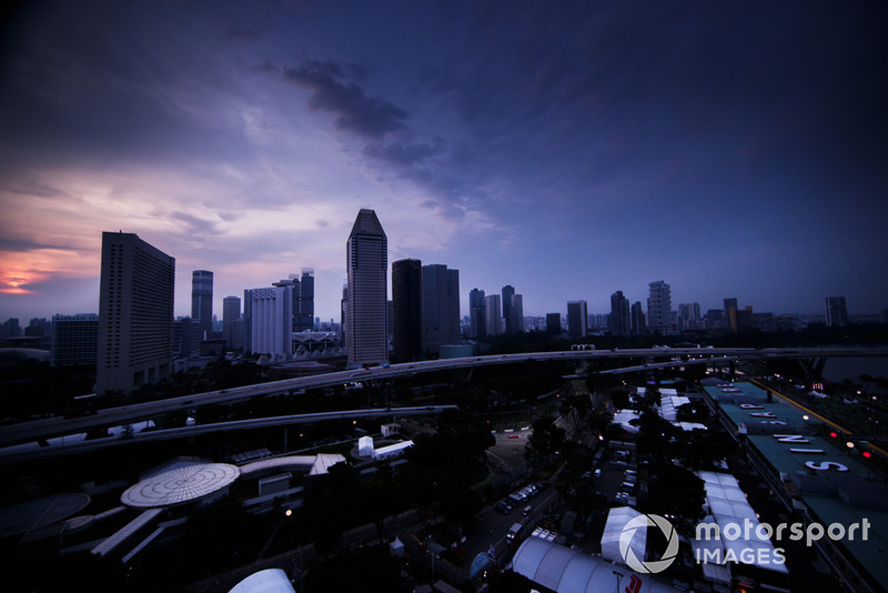Light fades at the circuit as Qualifying gets under way