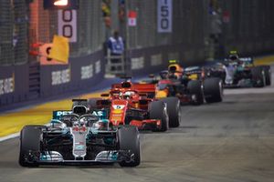 Lewis Hamilton, Mercedes AMG F1 W09 EQ Power+, devant Sebastian Vettel, Ferrari SF71H, Max Verstappen, Red Bull Racing RB14, et Valtteri Bottas, Mercedes AMG F1 W09 EQ Power+