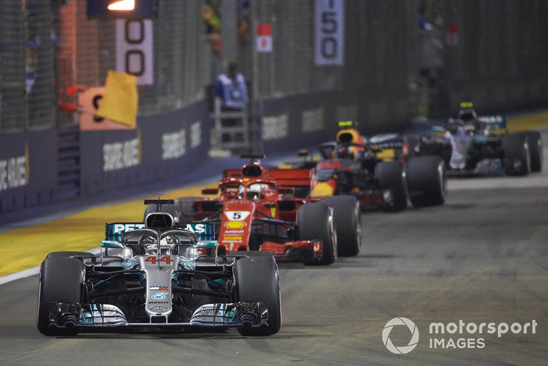 Lewis Hamilton, Mercedes AMG F1 W09 EQ Power+, leads Sebastian Vettel, Ferrari SF71H, Max Verstappen, Red Bull Racing RB14, and Valtteri Bottas, Mercedes AMG F1 W09 EQ Power+