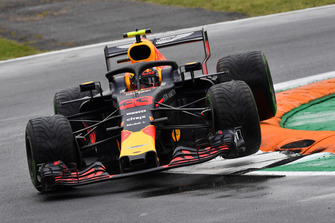 Max Verstappen, Red Bull Racing RB14 springt over de kerb
