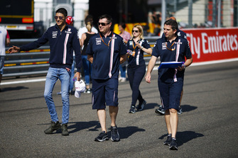 Esteban Ocon, Force India, parcourt la piste à pieds avec son équipe