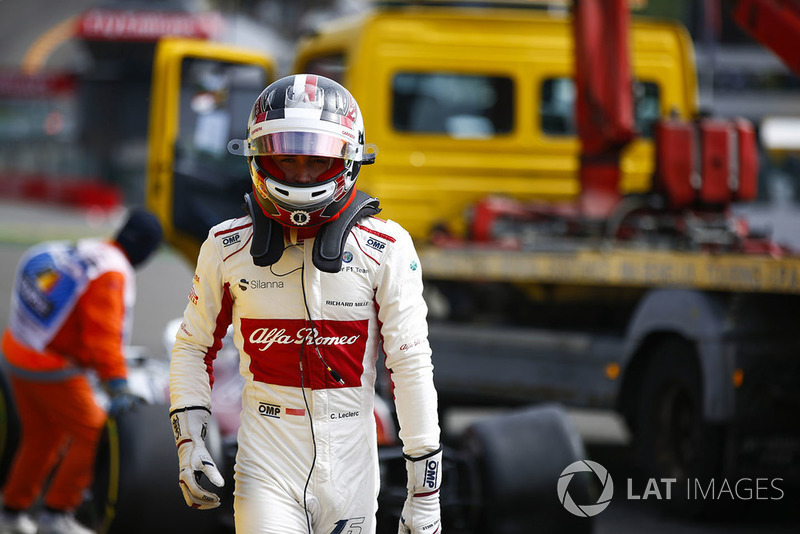 Charles Leclerc, Sauber C37, wycofuje się z wyścigu na pierwszym okrążeniu po wypadku z  Fernando Alonso, McLaren