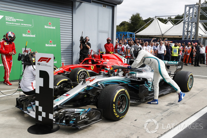 Le troisième, Valtteri Bottas, Mercedes AMG F1 W09, félicite le vainqueur Lewis Hamilton, Mercedes AMG F1 W09