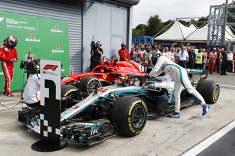 Le troisième, Valtteri Bottas, Mercedes AMG F1 W09, félicite le vainqueur Lewis Hamilton, Mercedes AMG F1 W09