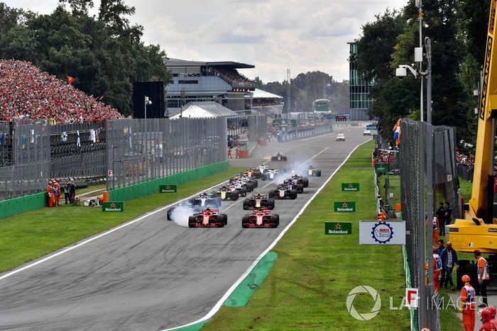 Sebastian Vettel, Ferrari SF71H y Kimi Raikkonen, Ferrari SF71H lideran al inicio de la carrera