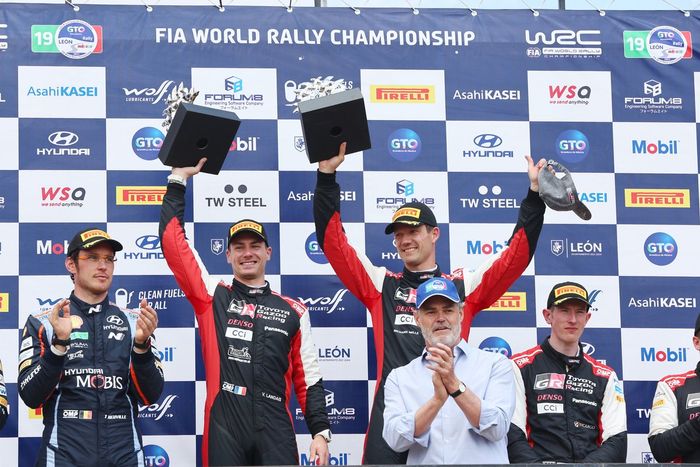 Podio: Ganadores Sébastien Ogier, Vincent Landais, Toyota Gazoo Racing WRT Toyota GR Yaris Rally1