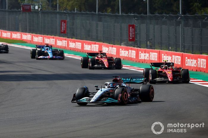 George Russell, Mercedes W13, Carlos Sainz, Ferrari F1-75, Charles Leclerc, Ferrari F1-75