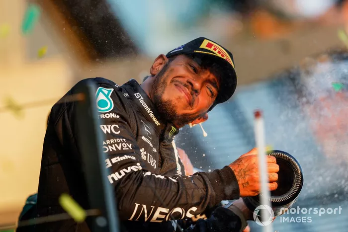 Lewis Hamilton, Mercedes-AMG, 2ª posición, rocía Champán en el podio