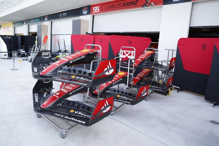 Alerones delanteros de la Scuderia Ferrari fuera del garaje