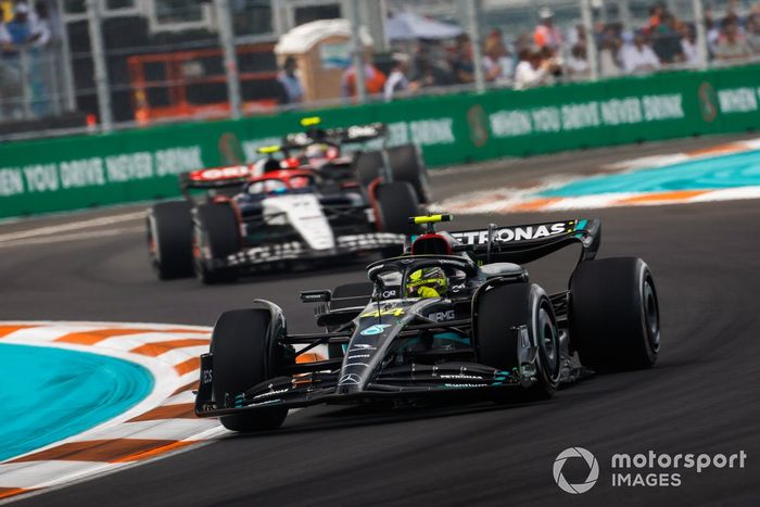 Lewis Hamilton, Mercedes F1 W14, Yuki Tsunoda, AlphaTauri AT04