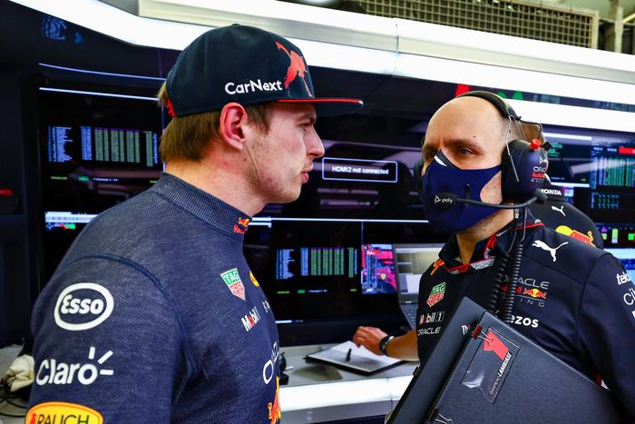 Max Verstappen habla con su ingeniero de carrera en Red Bull, Gianpiero Lambiase