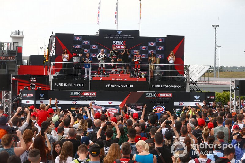 Podio: Jonathan Rea, ganador de la carrera 1, Kawasaki Racing Team, segundo lugar Tom Sykes, BMW Motorrad WorldSBK Team, tercer lugar Alvaro Bautista, Aruba.it Racing-Ducati Team