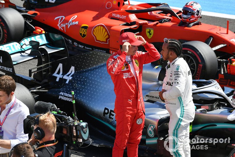 Charles Leclerc, Ferrari, parla con il poleman Lewis Hamilton, Mercedes AMG F1