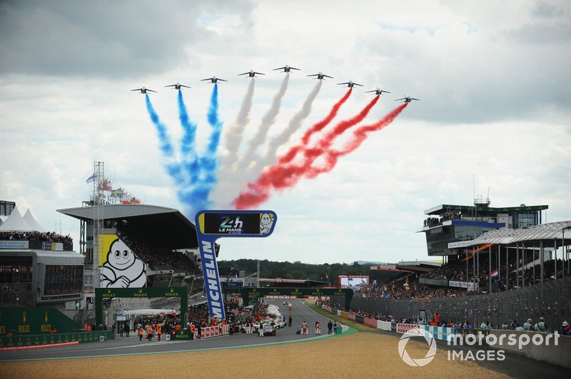 Aviones pasan sobre el circuito