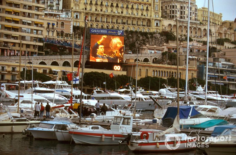 1. Olivier Panis, Ligier, auf Großbildleinwand im Hafen von Monaco