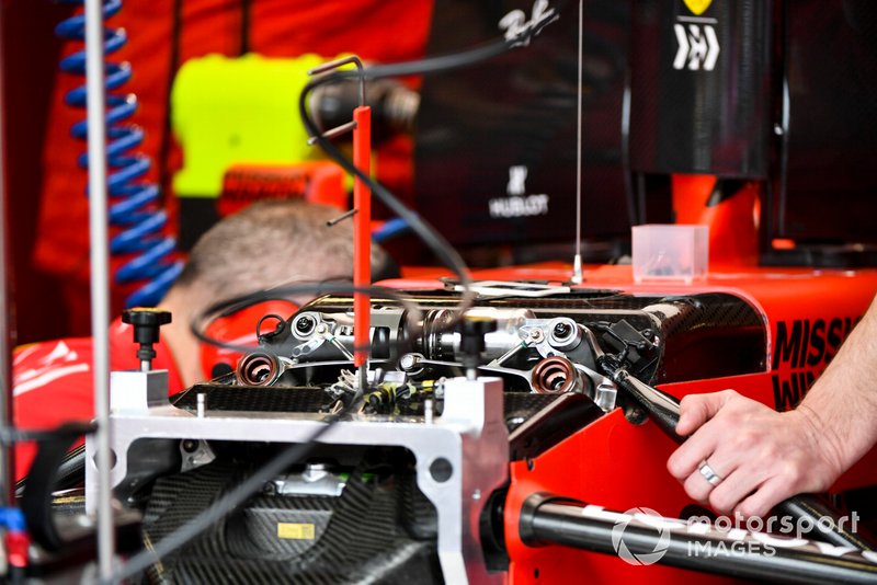 Meccanici della Ferrari a lavoro